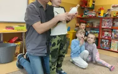 eksperyment z wystrzelającą butelką