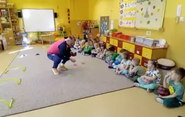 prowadzący pokazuje ćwiczenia