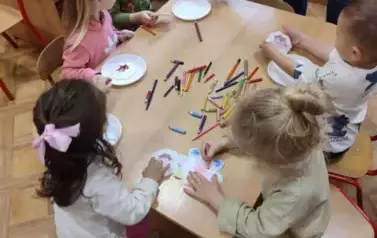 dzieci kolorują papierowe kwiaty
