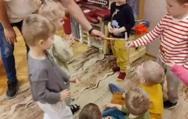 dzieci oglądają sprzęt do eksperymnet&oacute;w
