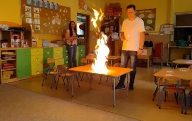 dzieci obserwują eksperymenty 