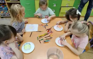 dzieci kolorują kwiaty