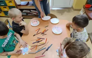 dzieci kolorują kwiaty