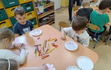dzieci kolorują kwiaty