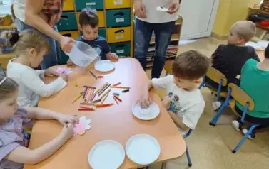 dzieci kolorują kwiaty