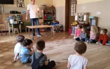dzieci obserwują eksperyment