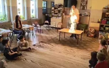 dzieci obserwują palący się gaz