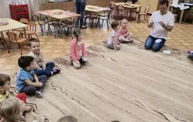 dzieci słuchają prowadzącego