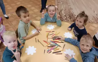 dzieci kolorują kwiaty