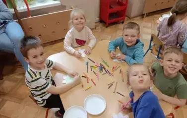 dzieci kolorują kwiaty