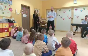 dzieci słuchają śpiewu sopranu