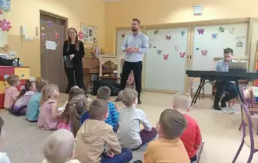 dzieci słuchają prowadzących audycję