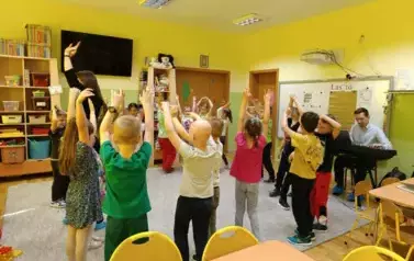 dzieci podczas zabawy muzycznej
