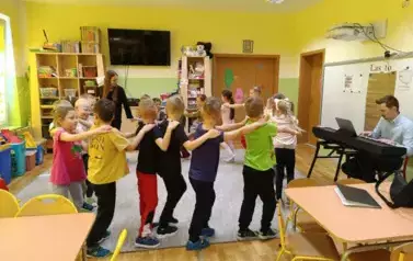 dzieci idą w pociągu