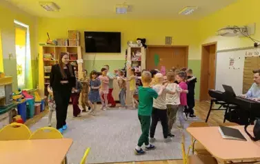 dzieci ustawione w pociąg