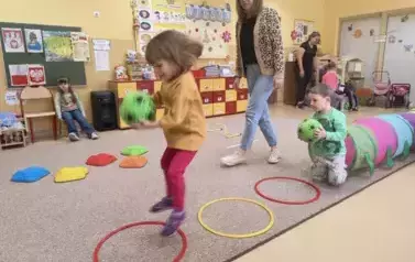 dzieci przechodzą tor przeszk&oacute;d