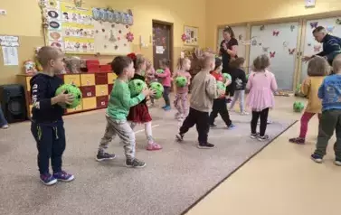 dzieci ćwiczą z piłkami