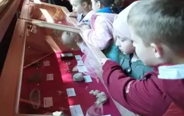 dzieci oglądają skamieliny