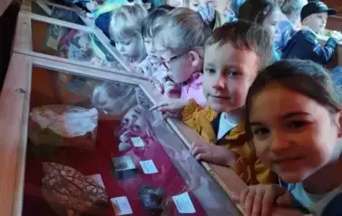 dzieci oglądają kolekcję skamieniałości