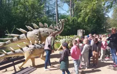 dzieci słuchają przewodnika