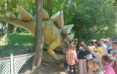 dzieci słuchają ciekawostek o dinozaurach