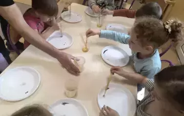 dzieci przeprowadzają eksperymenty