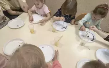 dzieci eksperymnetują na talerzykach