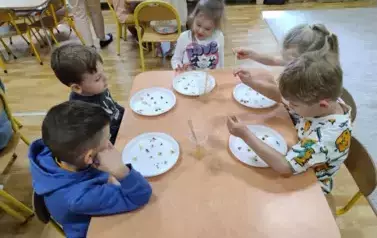 dzieci eksperymentują