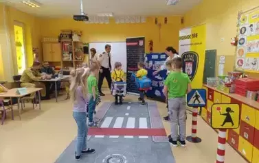 dzieci bawią się w miasteczko ruchu drogowego