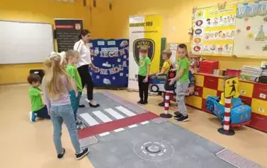 dzieci bawią się w miasteczko ruchu drogowego