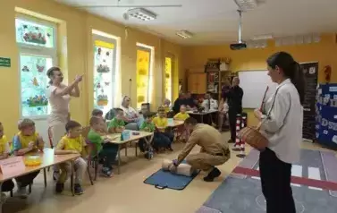 strażak prezentuje na fantomie pierwszą pomoc