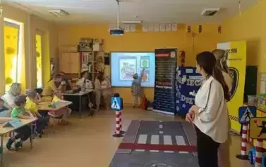 chłopiec rozwiązuje zadanie na tablicy multimedialnej