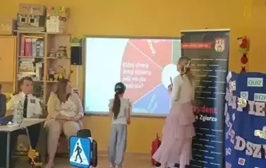 dziewczynka rozwiązuje zadanie na tablicy multimedialnej