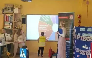 chłopiec rozwiązuje zadanie na tablicy multimedialnej