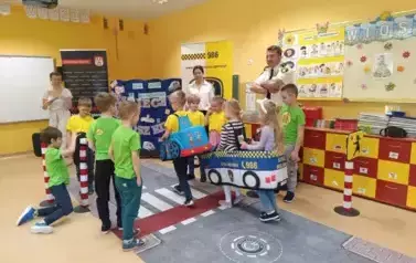 dzieci bawią się w miasteczko ruchu drogowego