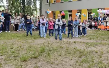 występ dzieci w ogrodzie przedszkolnym