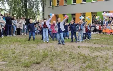 dzieci tańczą na pikniku