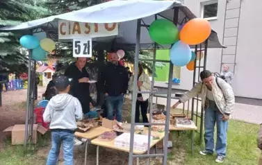 stoisko z ciastem na pikniku