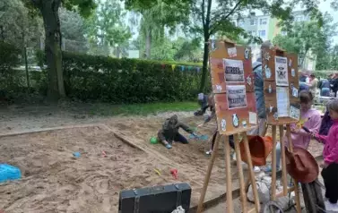 dzieci szukają skarb&oacute;w w piaskownicy