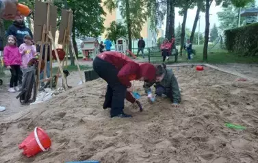 dzieci kopią w piasku
