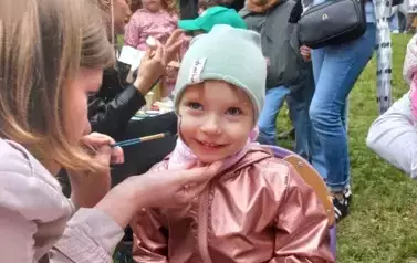 dziewczynka maluje buzię