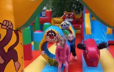 dzieci bawią się na dmuchanym zamku
