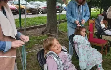 panie robią dziewczynkom warkoczyki