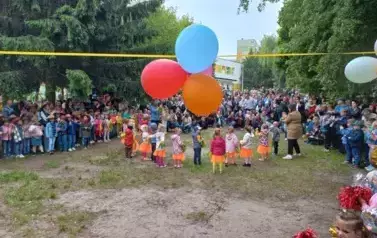 dzieci i rodzice podczas pikniku rodzinnego