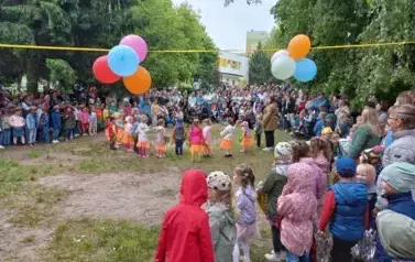 dzieci i rodzice podczas pikniku rodzinnego