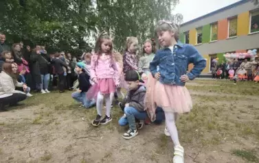 występ dzieci z grupy 5 na pikniku