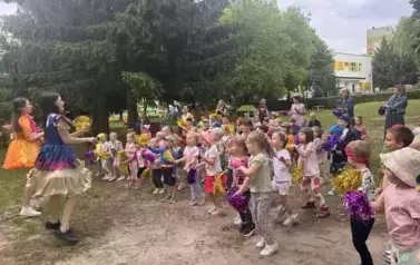 dzieci tańczą z animatorkami