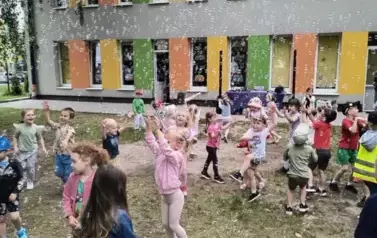 dzieci biorą udział w animacjach