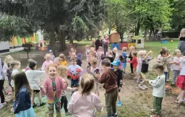 dzieci bawią się w pianie