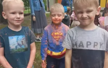 dzieci kolorowe od proszk&oacute;w holi